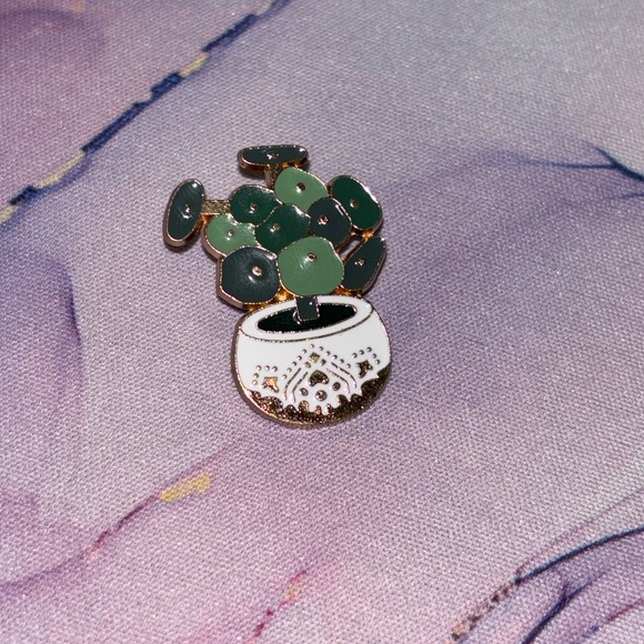Unbranded Jewelry - White, Green, and Gold Houseplant Plant Lover Enamel and Metal Pin